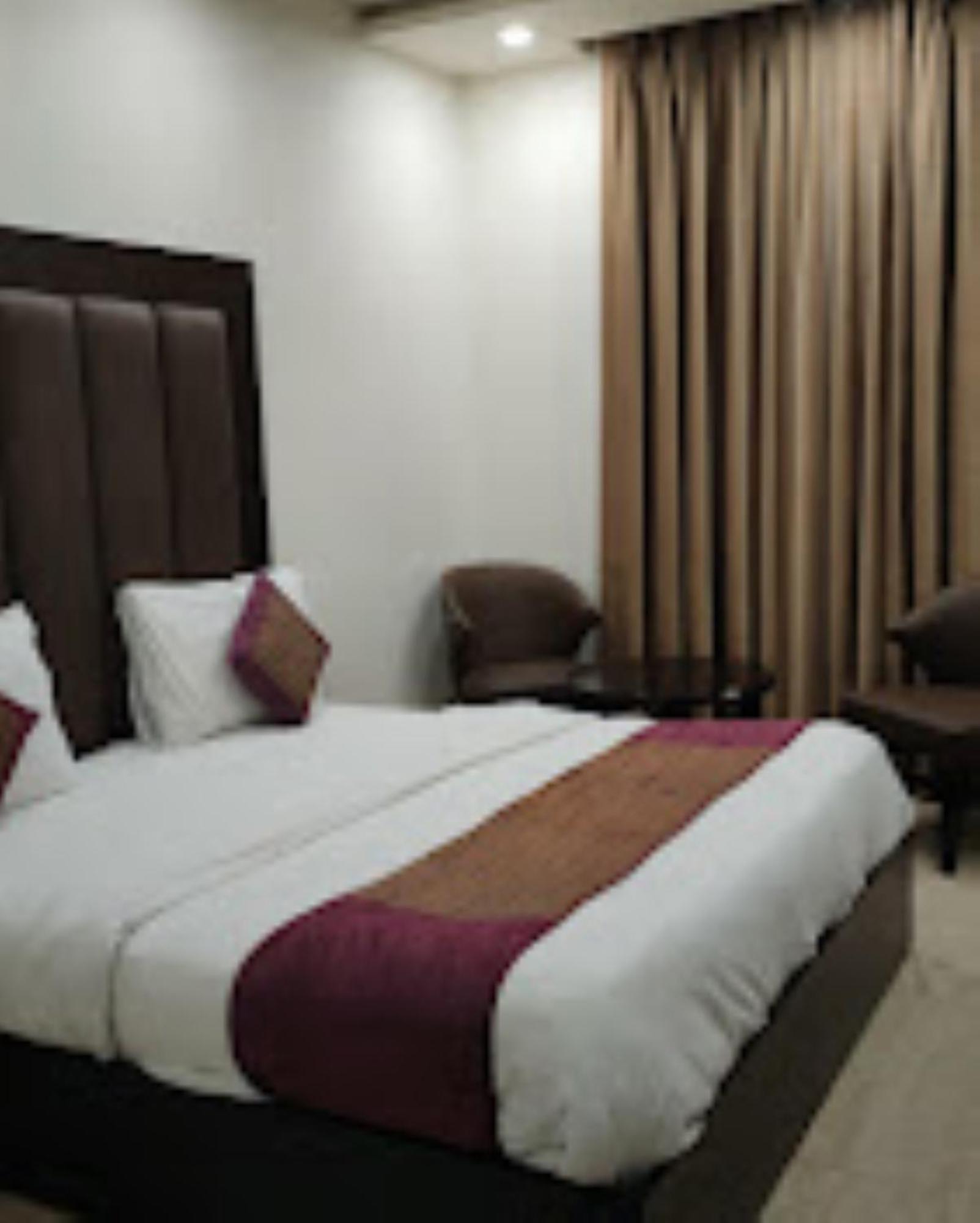 Hotel Royal Palace Hapur Extérieur photo