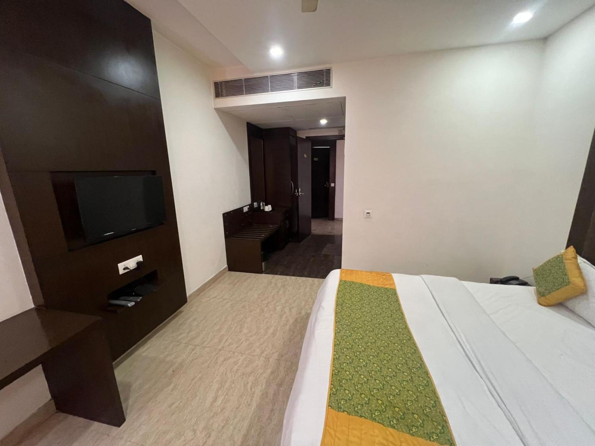 Hotel Royal Palace Hapur Extérieur photo