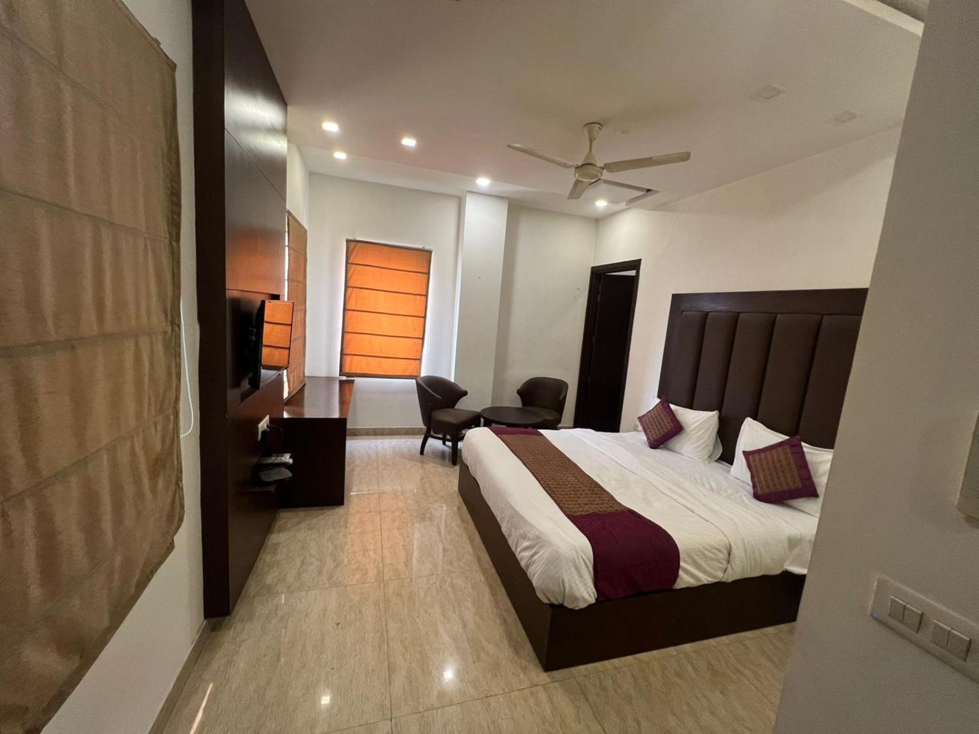 Hotel Royal Palace Hapur Extérieur photo