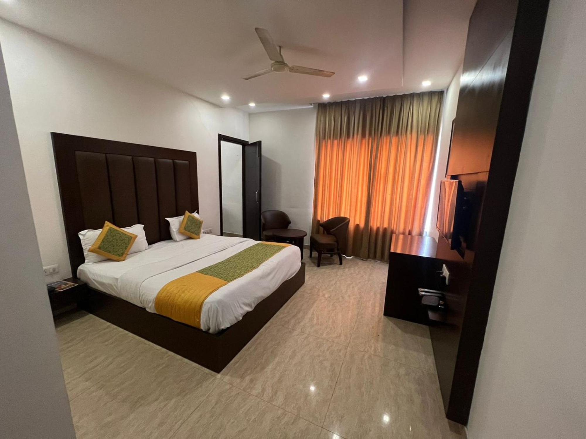 Hotel Royal Palace Hapur Extérieur photo