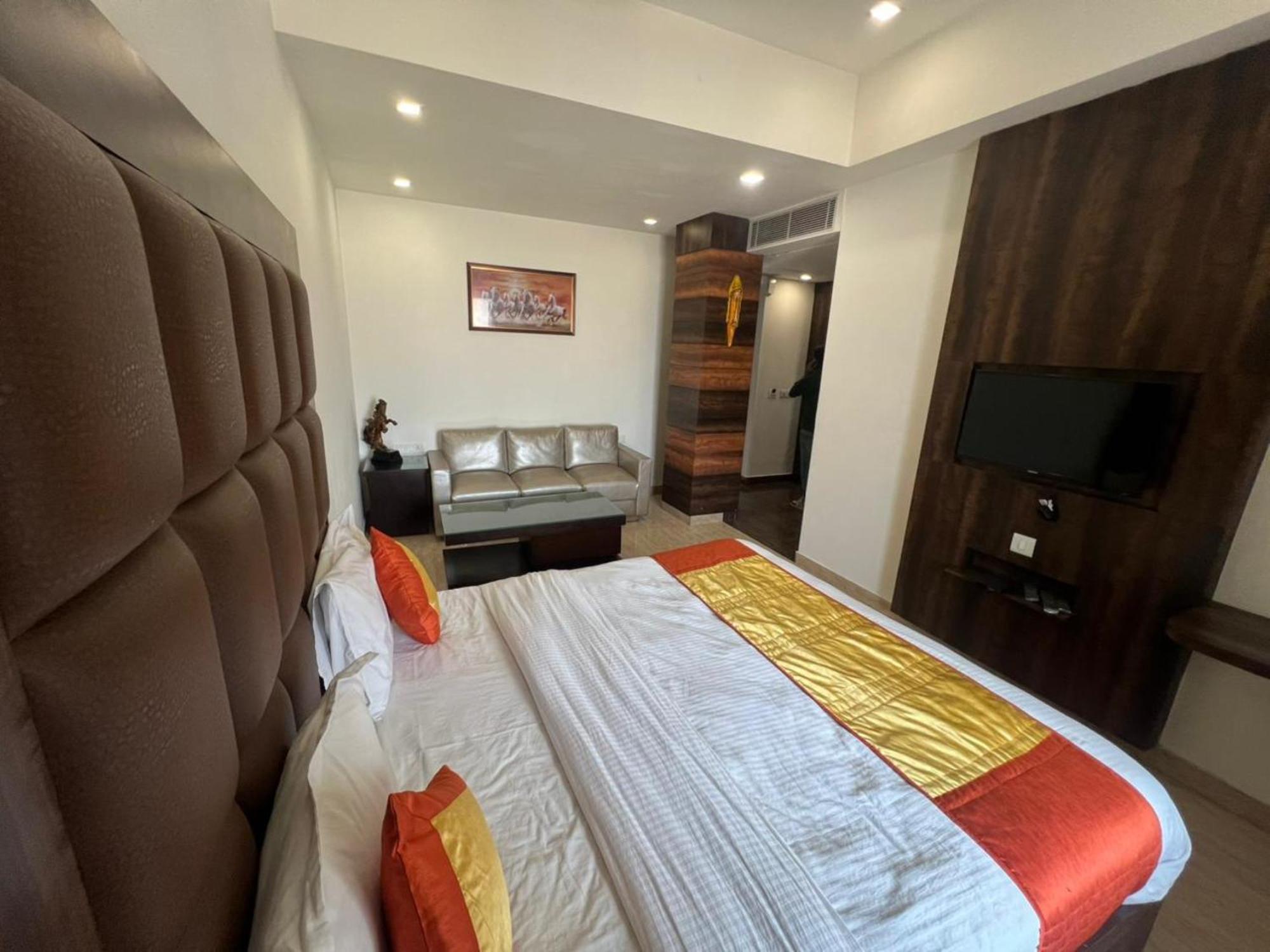 Hotel Royal Palace Hapur Extérieur photo