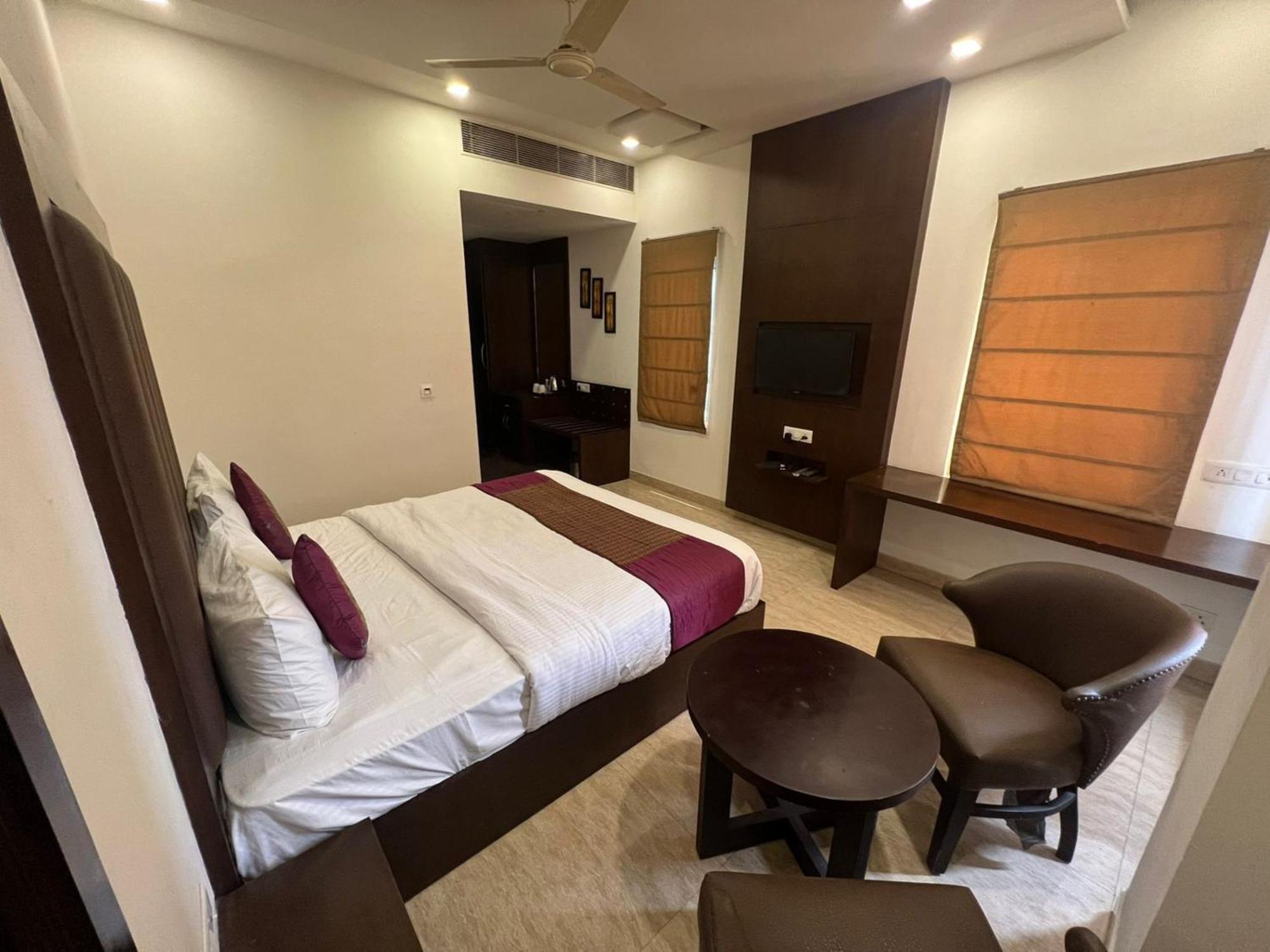 Hotel Royal Palace Hapur Extérieur photo
