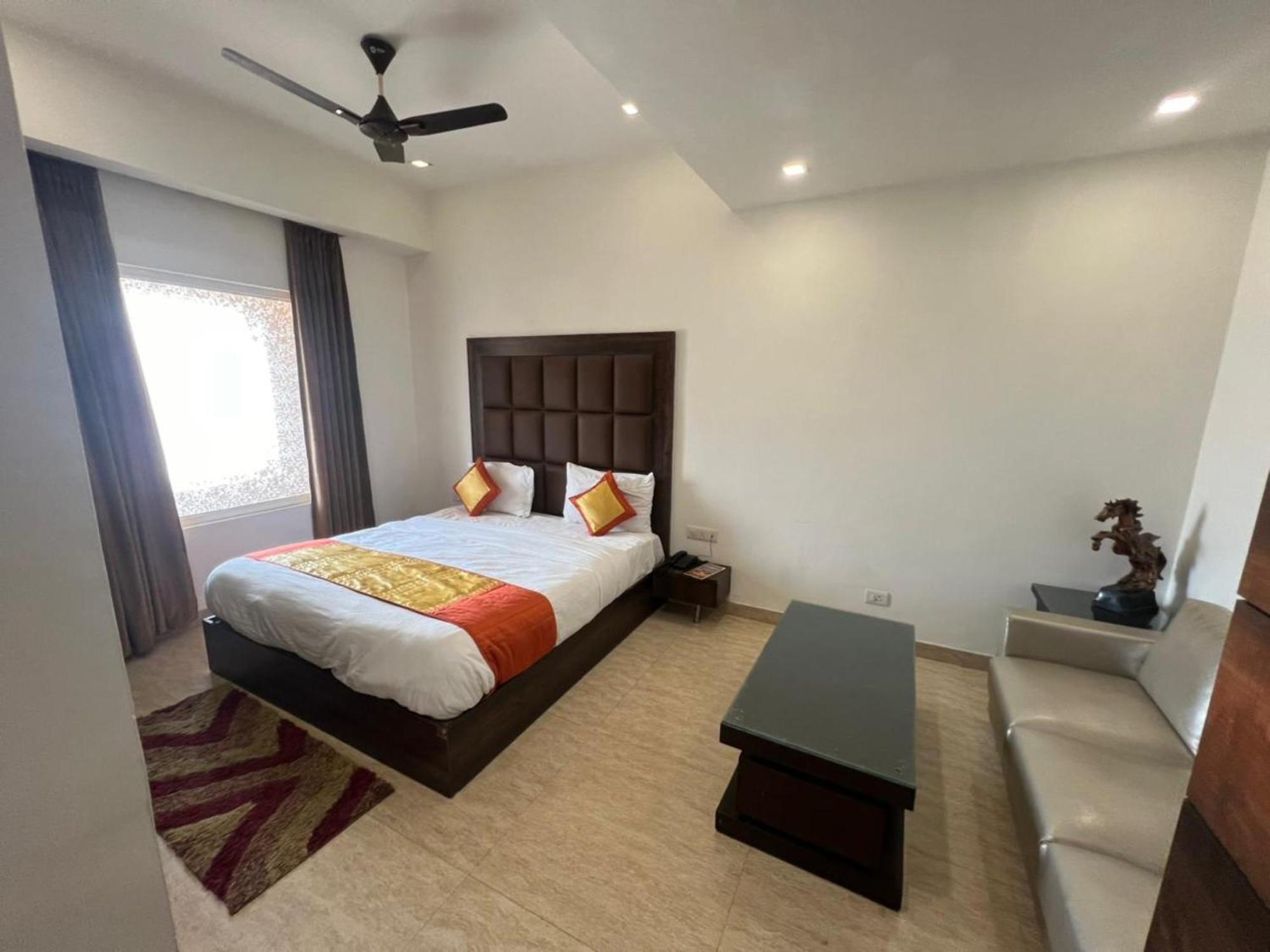 Hotel Royal Palace Hapur Extérieur photo