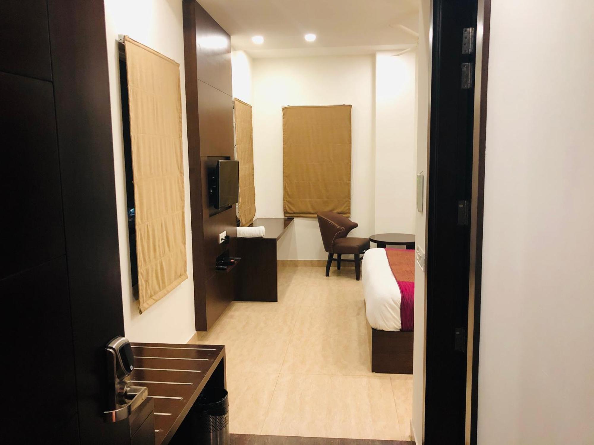 Hotel Royal Palace Hapur Extérieur photo